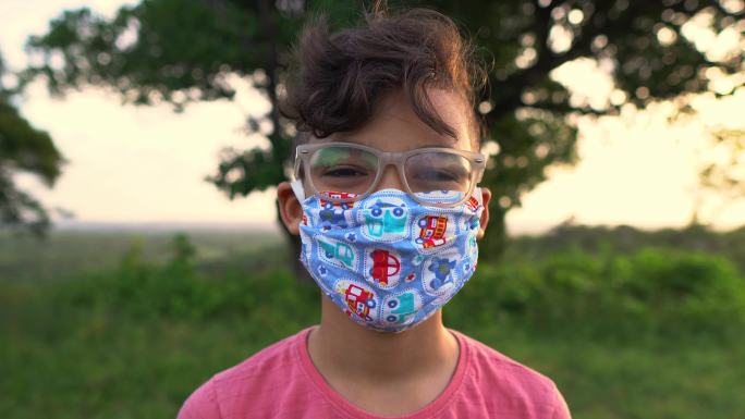 戴着口罩的小男孩国外疫情戴口罩防疫