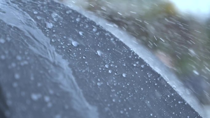 唯美下雨雨伞雨滴打在雨伞上 ，雨伞雨特写