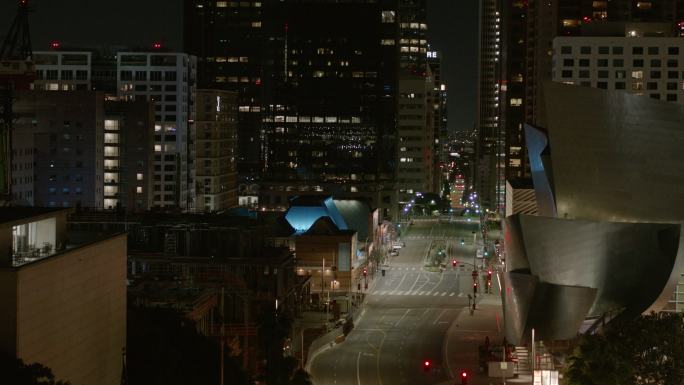 市中心空旷街道的夜间天线