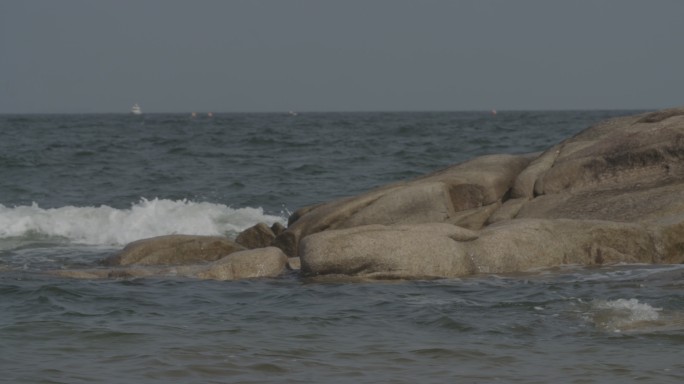 海浪拍打在礁岛上