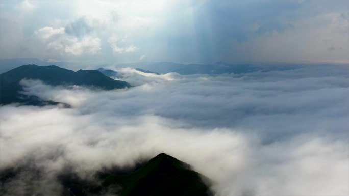 云海 太阳光透过云层