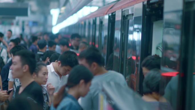 4K地铁车站人流 乘客乘地铁 深圳地铁