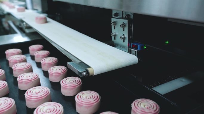 工厂自动化批量生产月饼
