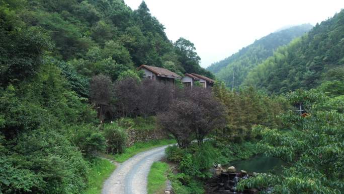 4K航拍湖南浏阳大山里的房屋小溪玩水