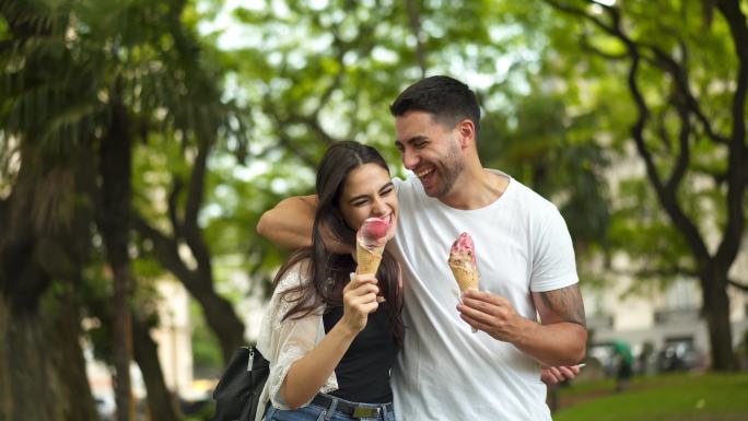 微笑着吃冰淇淋的夫妇