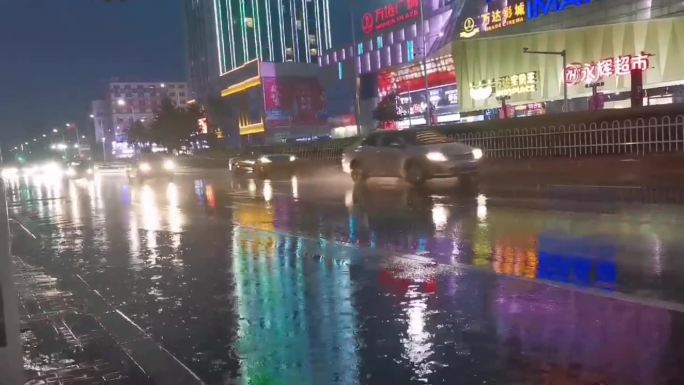 下雨夜晚的街道车流