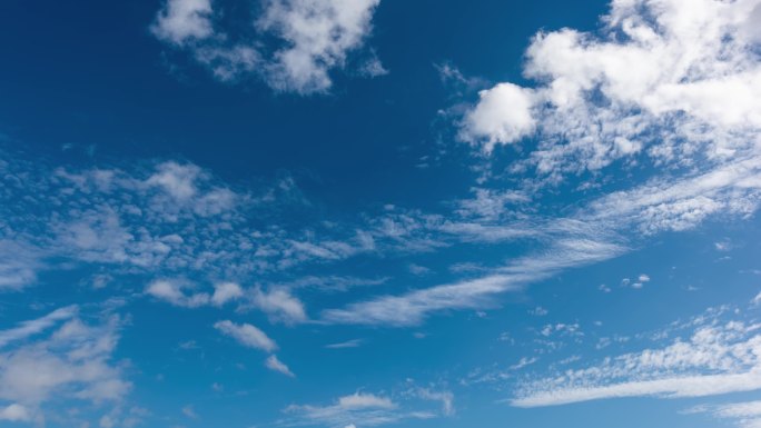 【正版素材】南方秋季早晨海边的蓝天白云