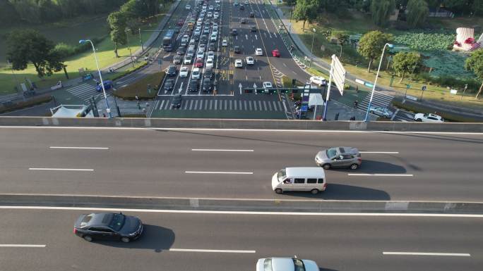 高架潮汐车道鸟瞰移动跟随视角