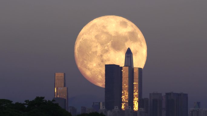 月亮从城市升起