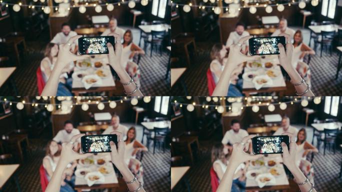 家人在餐厅合影，手机拍照