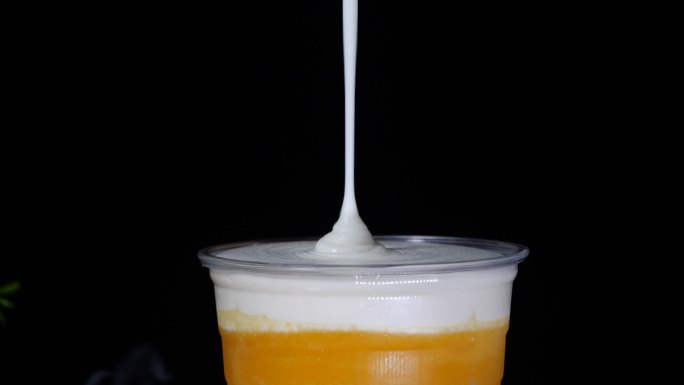 芒果肉下落抹茶粉奶盖甜品水果广告视频素材