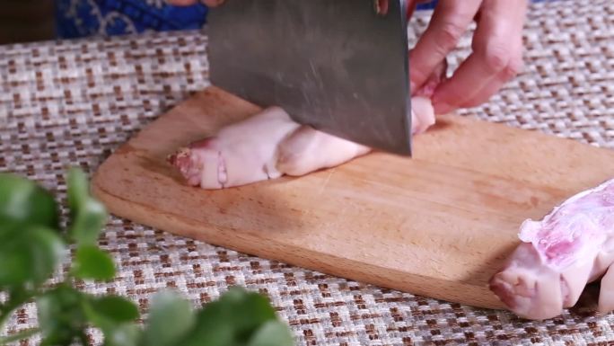 菜刀剁猪蹄拆分猪蹄 (2)