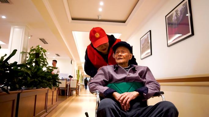 照顾老年人志愿者轮椅小红帽看望老年人