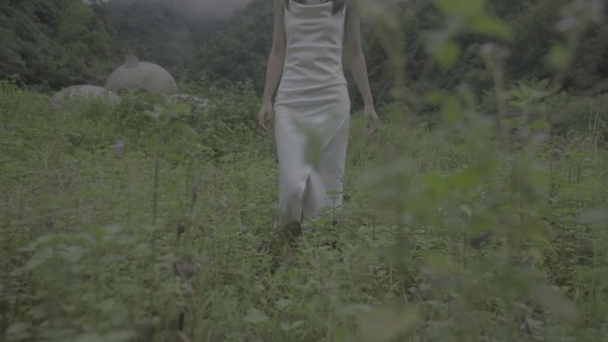 4K美女开木门玩水草地行走奔跑白色连衣裙