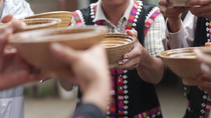 云南 少数民族 花腰傣 干杯 喝酒庆祝