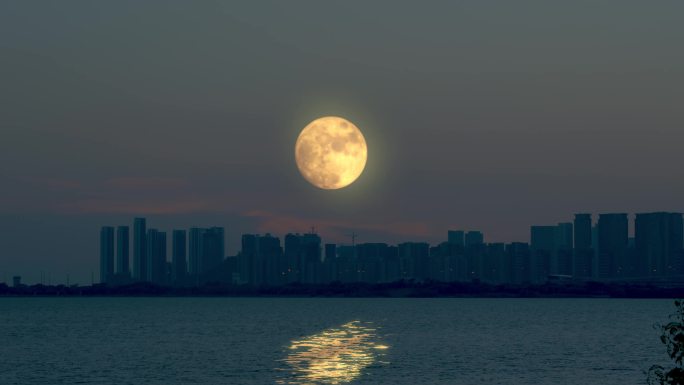 月亮在海岸升起
