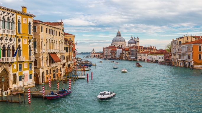 威尼斯风景水城忙碌繁忙港口码头游船穿梭