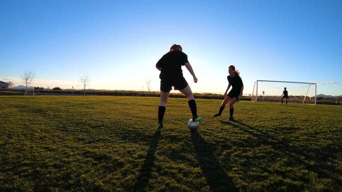女子足球运动员青少年游戏伙伴关系-团队合