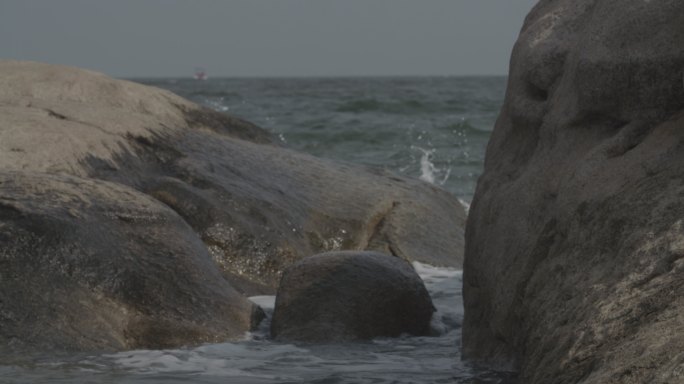 海浪漫过礁石的缝隙