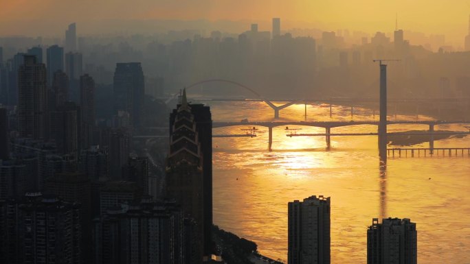 金色阳光下的重庆南滨路