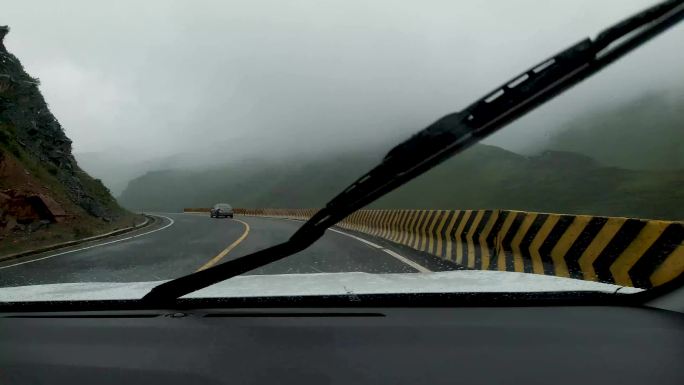 雨天山路开车