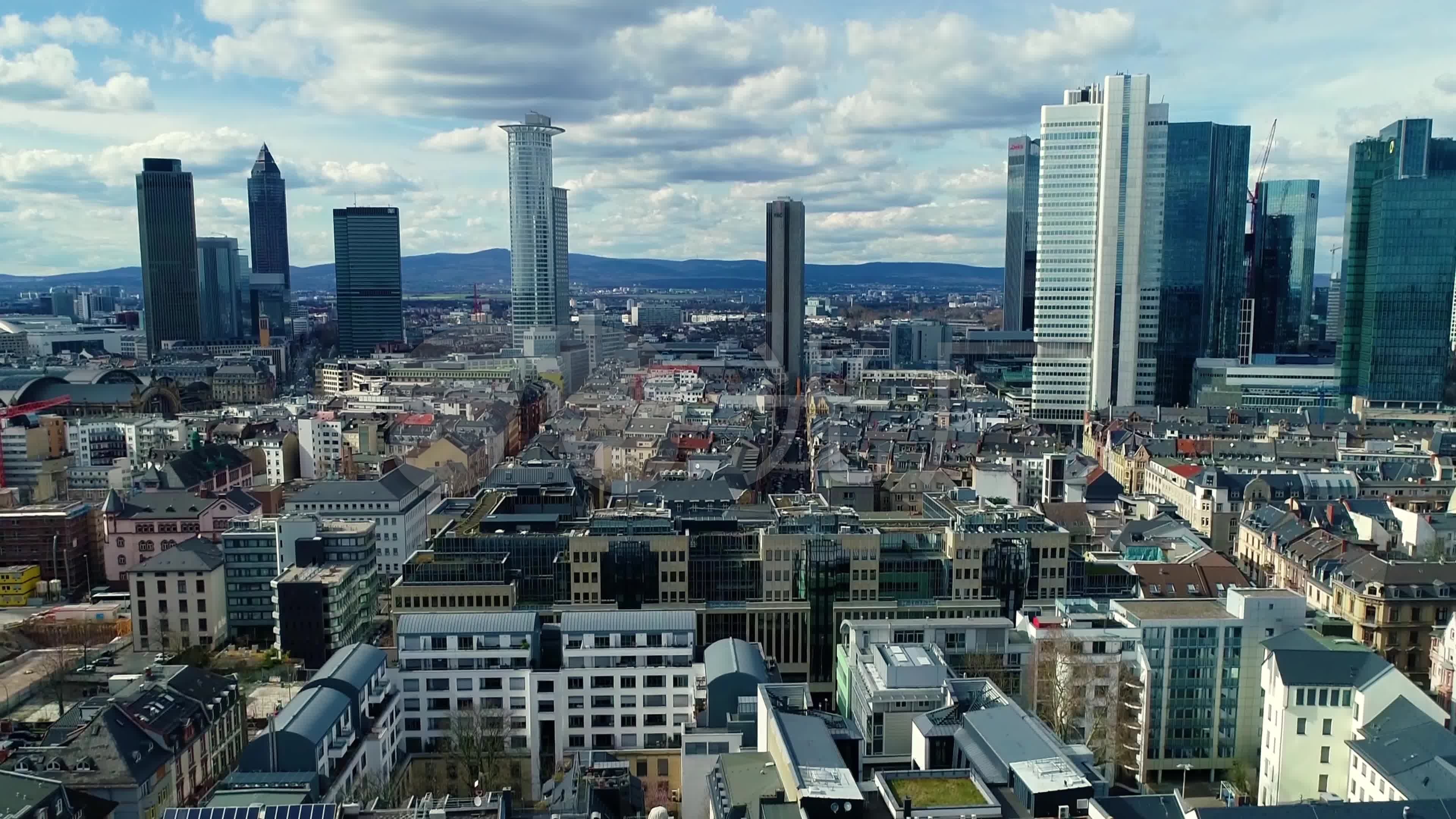 航拍德国法兰克福的城市景观_3840x2160_高清视频素材下载(编号