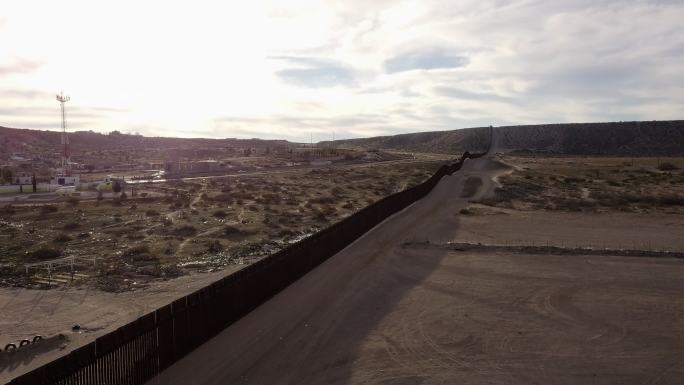 美国和墨西哥之间的铁边界墙