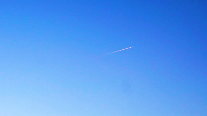 蓝天飞机划过痕迹