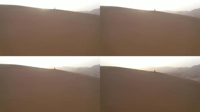 巴丹吉林沙漠日出时人物爬升航拍
