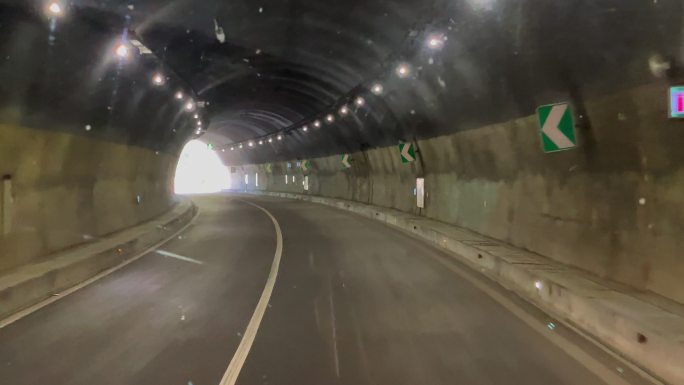 汽车在隧道和高速公路行驶的主视角视频