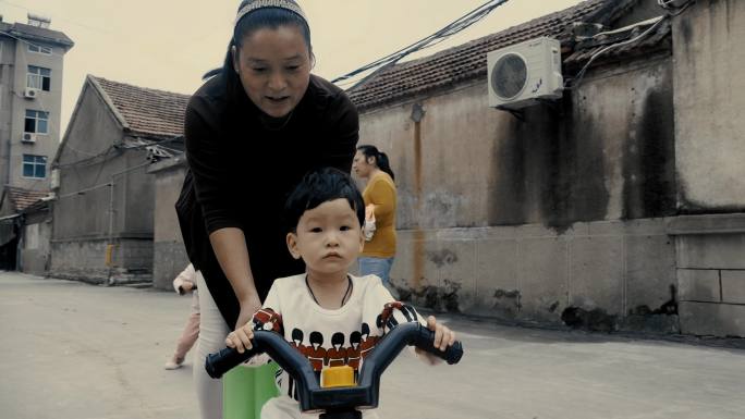 母亲陪孩子学骑平衡车