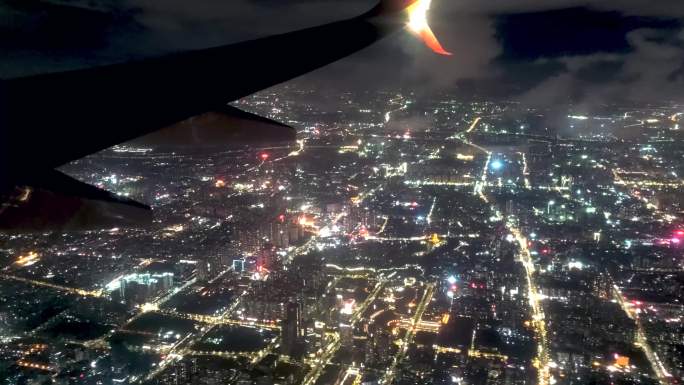 夜晚飞机飞过广州市区