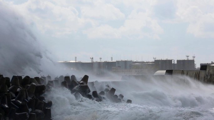 港口的暴风雨肆虐飓风风暴丁坝燃料和发电