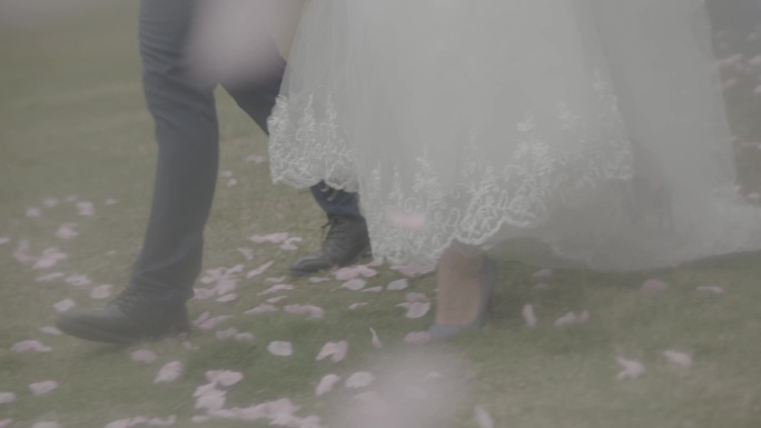 新郎新娘走路的脚部特写