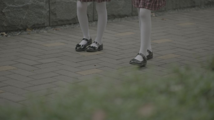 小学生走路去上学