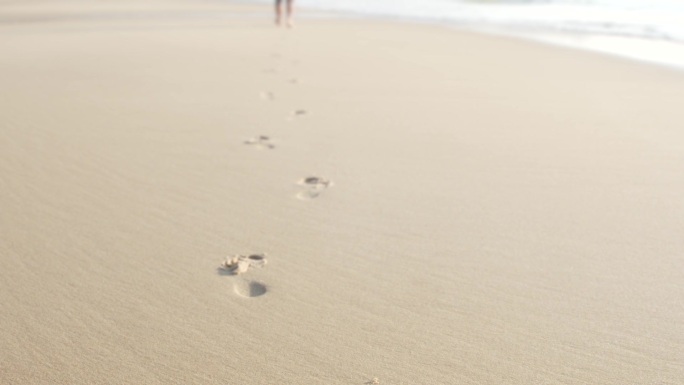 沙滩上行走留下脚印
