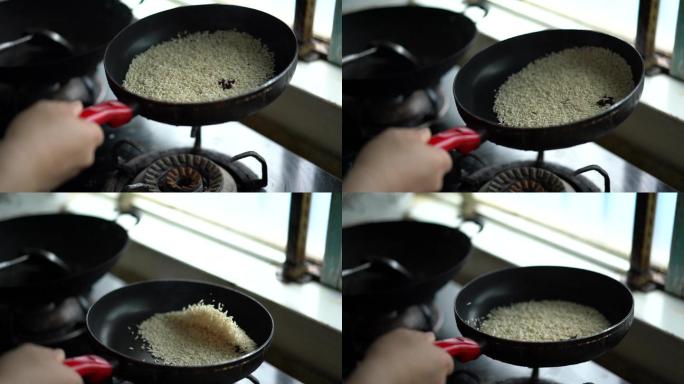 中式厨房里一位厨师在颠锅炒米