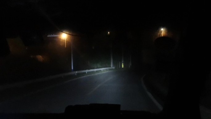 夜晚山路开车
