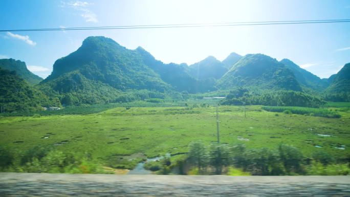 旅途中火车窗外的沿途风景