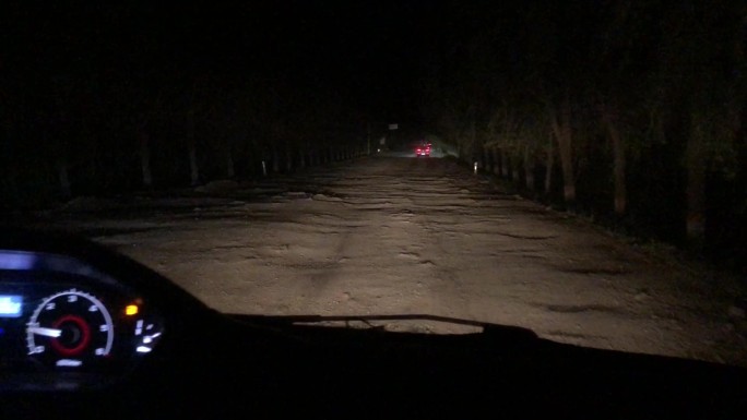 夜里行驶在泥泞的道路上