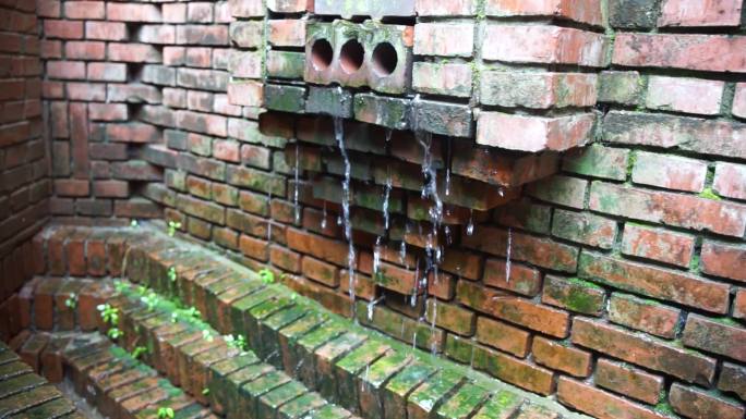 雨天雨水顺着墙壁流