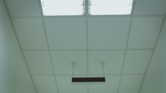 医院照明天花板的透视图