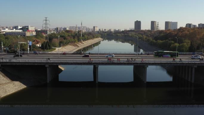 航拍来往车辆桥道路