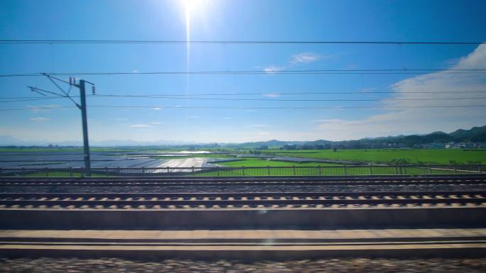 旅途中火车窗外的沿途风景