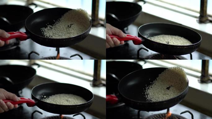 中式厨房里一位厨师在颠锅炒米