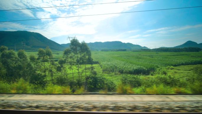 旅途中火车窗外的沿途风景