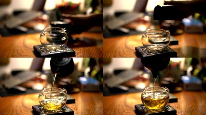 一个人正在喝茶，将茶倒入玻璃茶壶