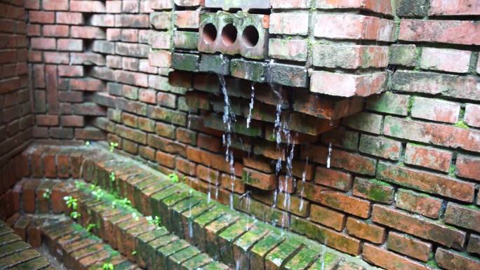 雨天雨水顺着墙壁流