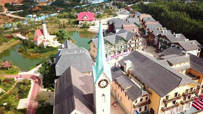 一座欧式小镇里的教堂钟塔和欧式建筑群