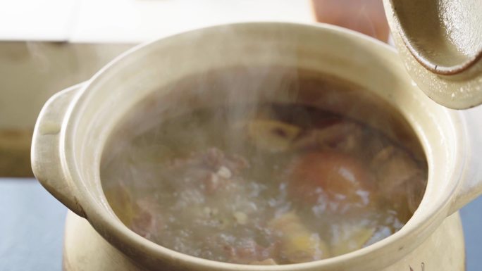 一锅正在煲的粤式老火靓汤，砂煲汤